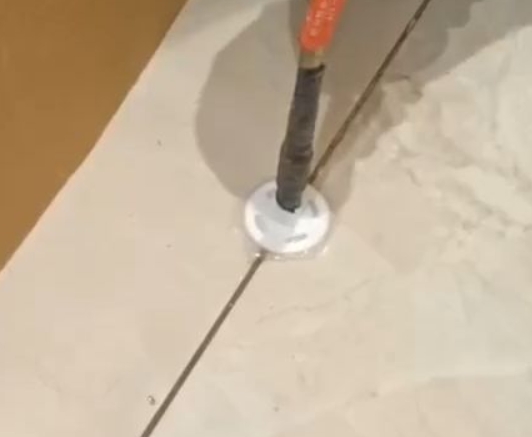 马龙瓷砖空鼓维修公司专业解答瓷砖在铺贴过程中，如果没有涂抹均匀到位的粘结材料（如水泥砂浆或瓷砖胶），可能会导致以下问题