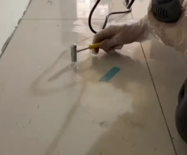 马龙瓷砖开裂维修公司专业分享瓷砖在铺贴前如果没有沥干水分，将会导致以下问题